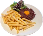 Boeuf tartare con papas fritas y ensalada (crudo)