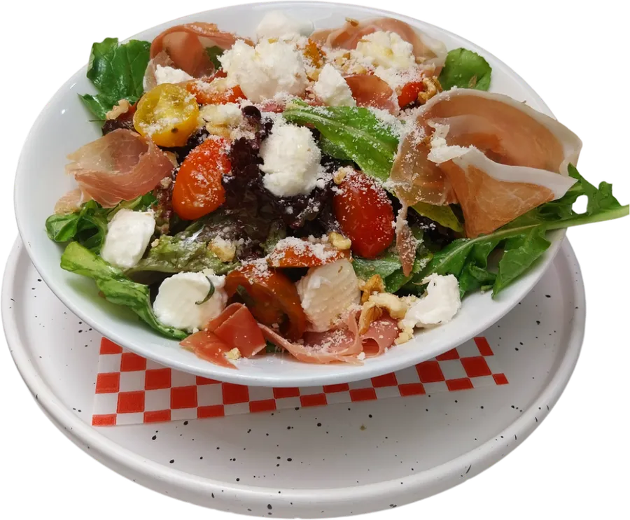 Insalata de prosciutto crudo, boconccini & nueces molidas