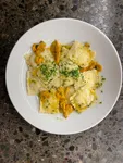 Ravioli Relleno de Picoroco con Erizos