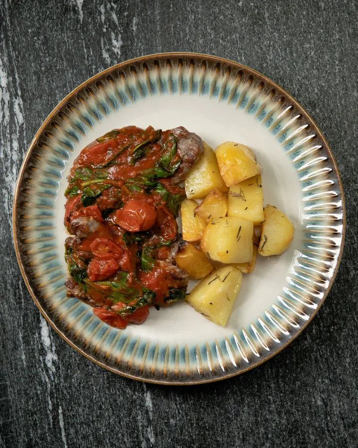 Scaloppine con rucula y tomate cherry salteado