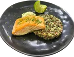 Salmón fresco con taboulet de quinoa y salsa tartare