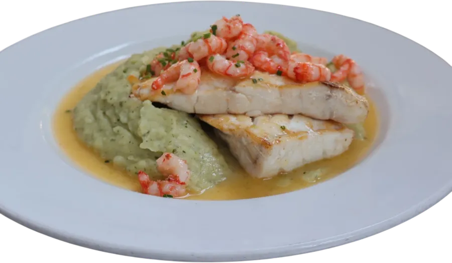 Bacalao con salteado camarón, puré de cilantro y ajo ahumado
