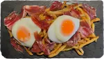Huevos rotos con jamón de cebo