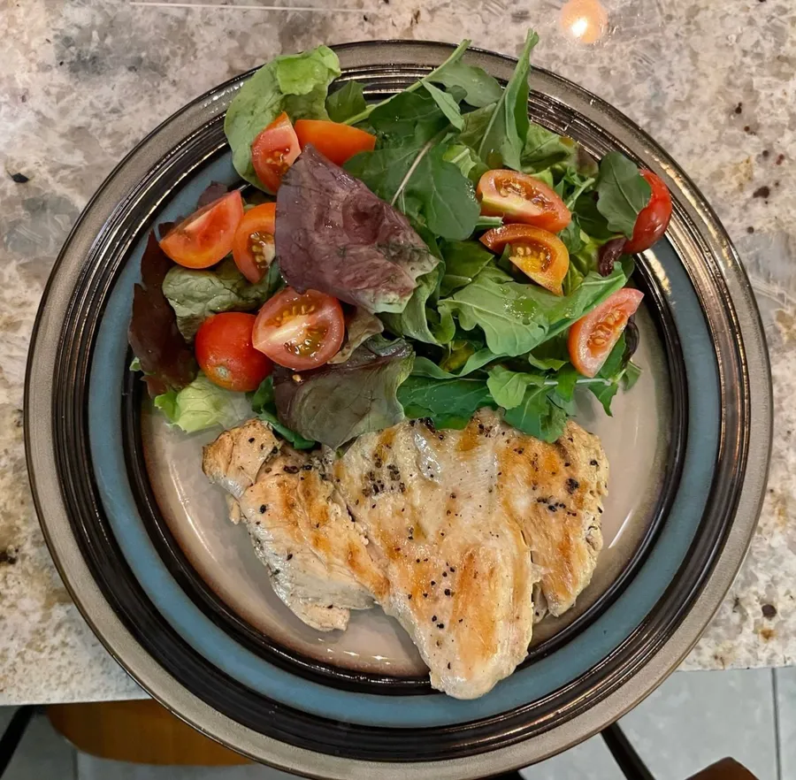 Pollo con papas al horno o ensalada