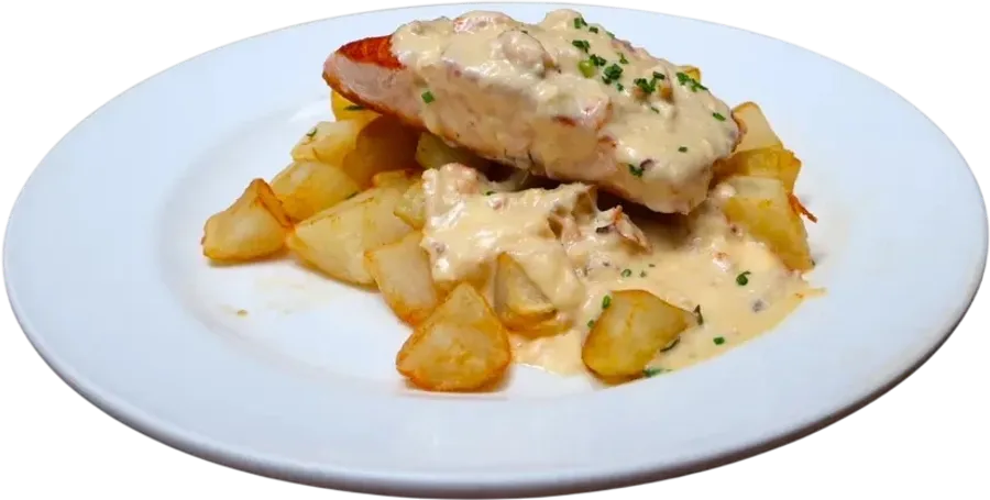 Salmón con Salsa de Jaiba y papas salteadas en romero y ajo